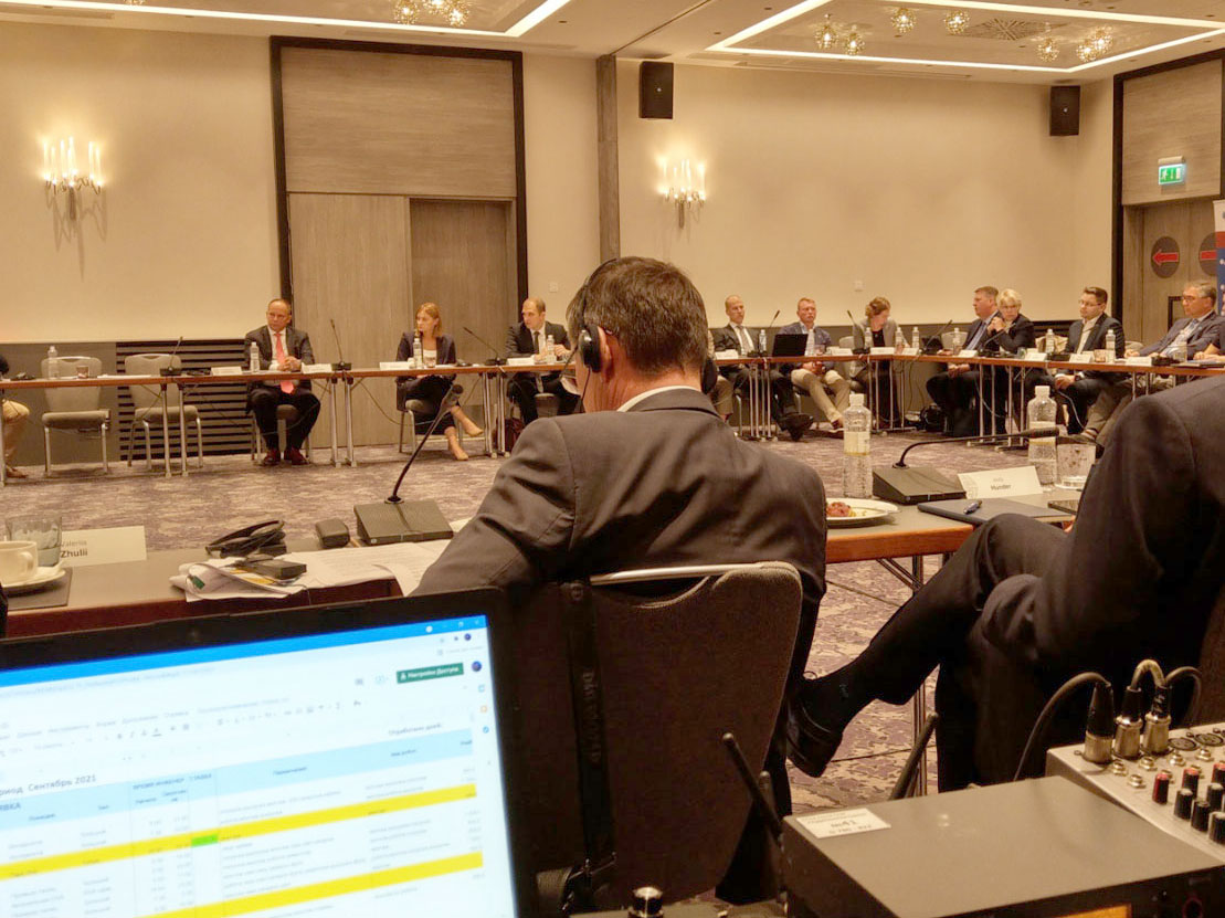 Круглый стол. Аренда оборудования для проведения конференций Киев, Украина. Организация и поддержка