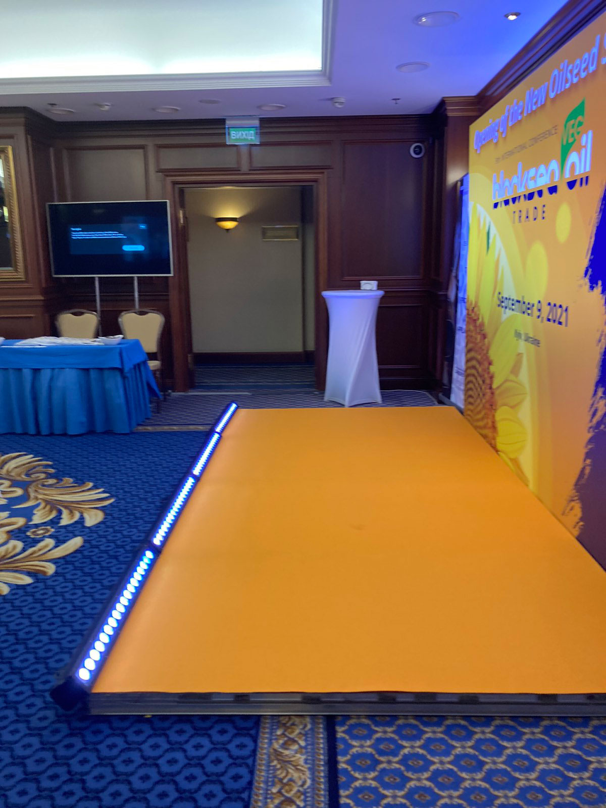 Аренда светодиодный статический прожектор (LED BAR) RGBWA+UV 18x15Вт Киев, Украина