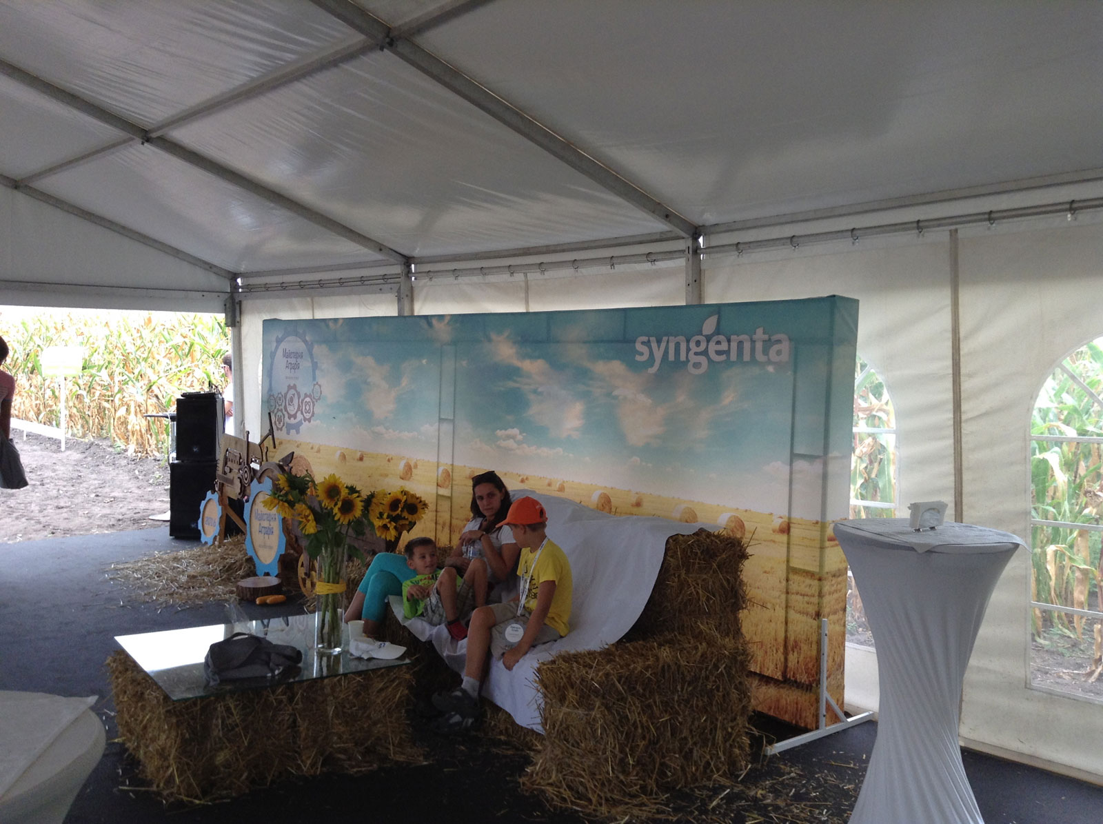 Баннер как элемент фотозоны, услуга или аренда. Киев, Украина. Компания Эквиптайм