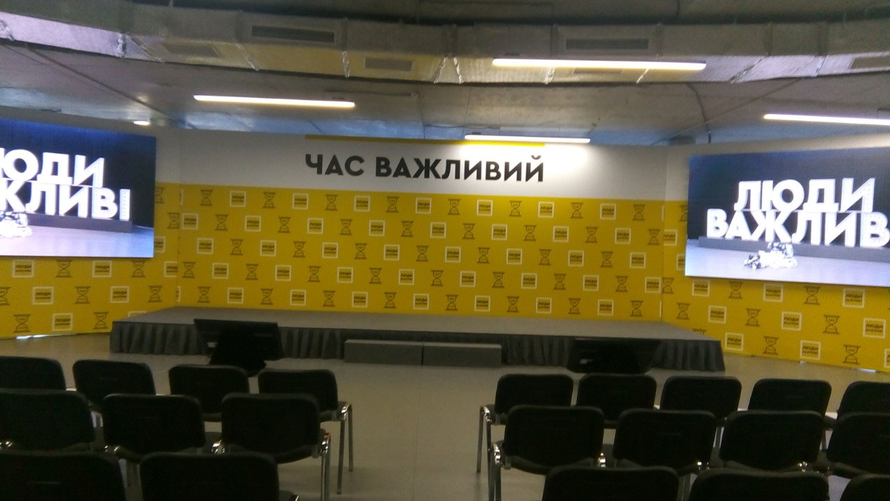 Баннер как соединение Бренд Волл и встроенных светодиодных экранов, услуга или аренда. Киев, Украина. Компания Эквиптайм