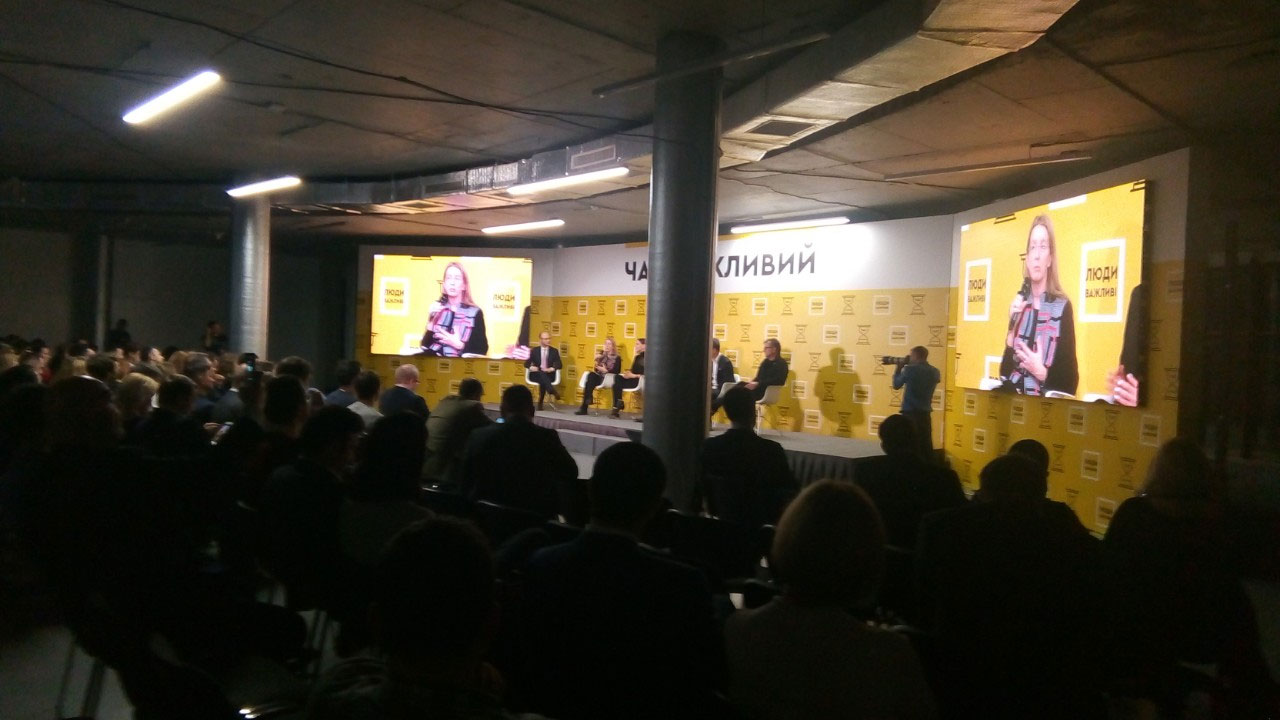 Баннер как соединение Бренд Волл и встроенных светодиодных экранов, услуга или аренда. Киев, Украина. Компания Эквиптайм