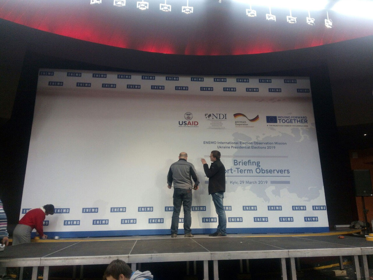 Баннер как соединение Бренд Волл и встроенных светодиодных экранов, услуга или аренда. Киев, Украина. Компания Эквиптайм