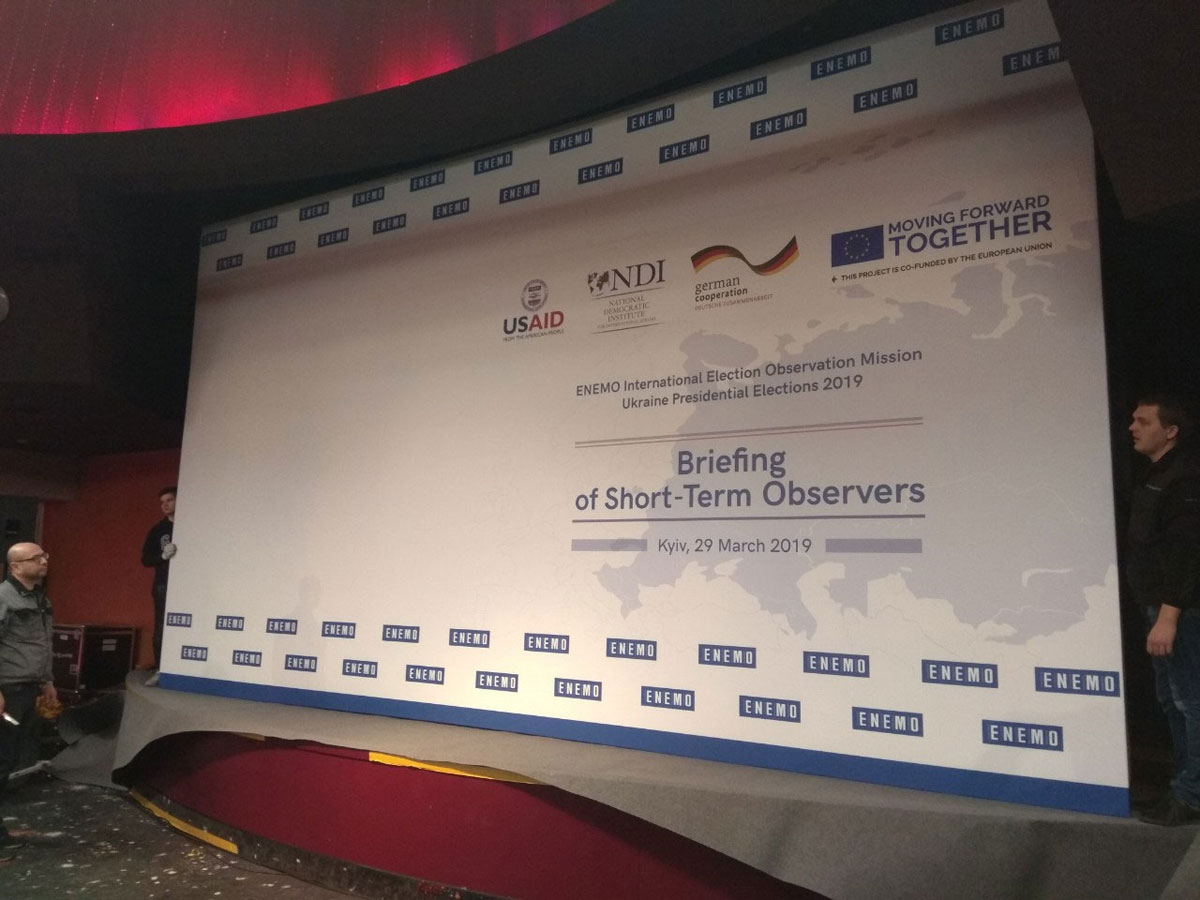 Баннер как соединение Бренд Волл и встроенных светодиодных экранов, услуга или аренда. Киев, Украина. Компания Эквиптайм