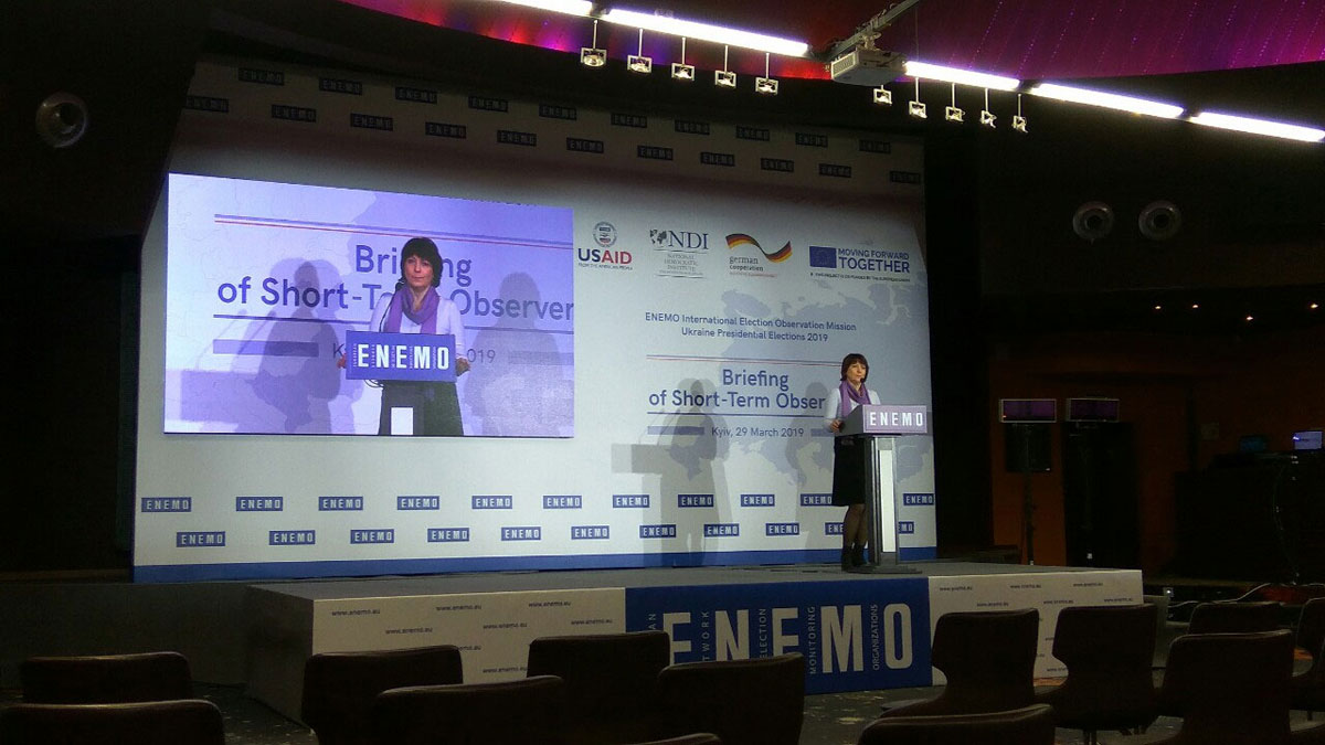 Баннер как соединение Бренд Волл и встроенных светодиодных экранов, услуга или аренда. Киев, Украина. Компания Эквиптайм