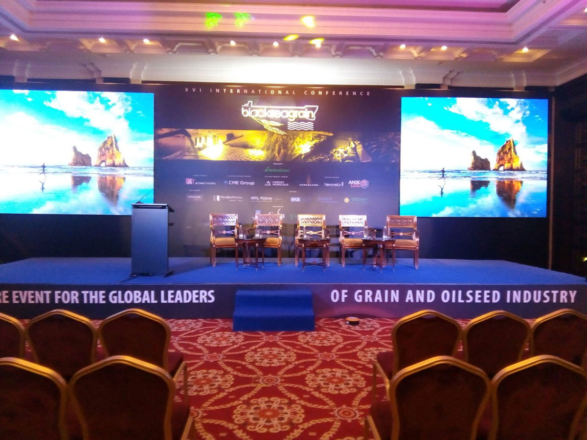 Баннер как соединение Бренд Волл и встроенных светодиодных экранов, услуга или аренда. Киев, Украина. Компания Эквиптайм