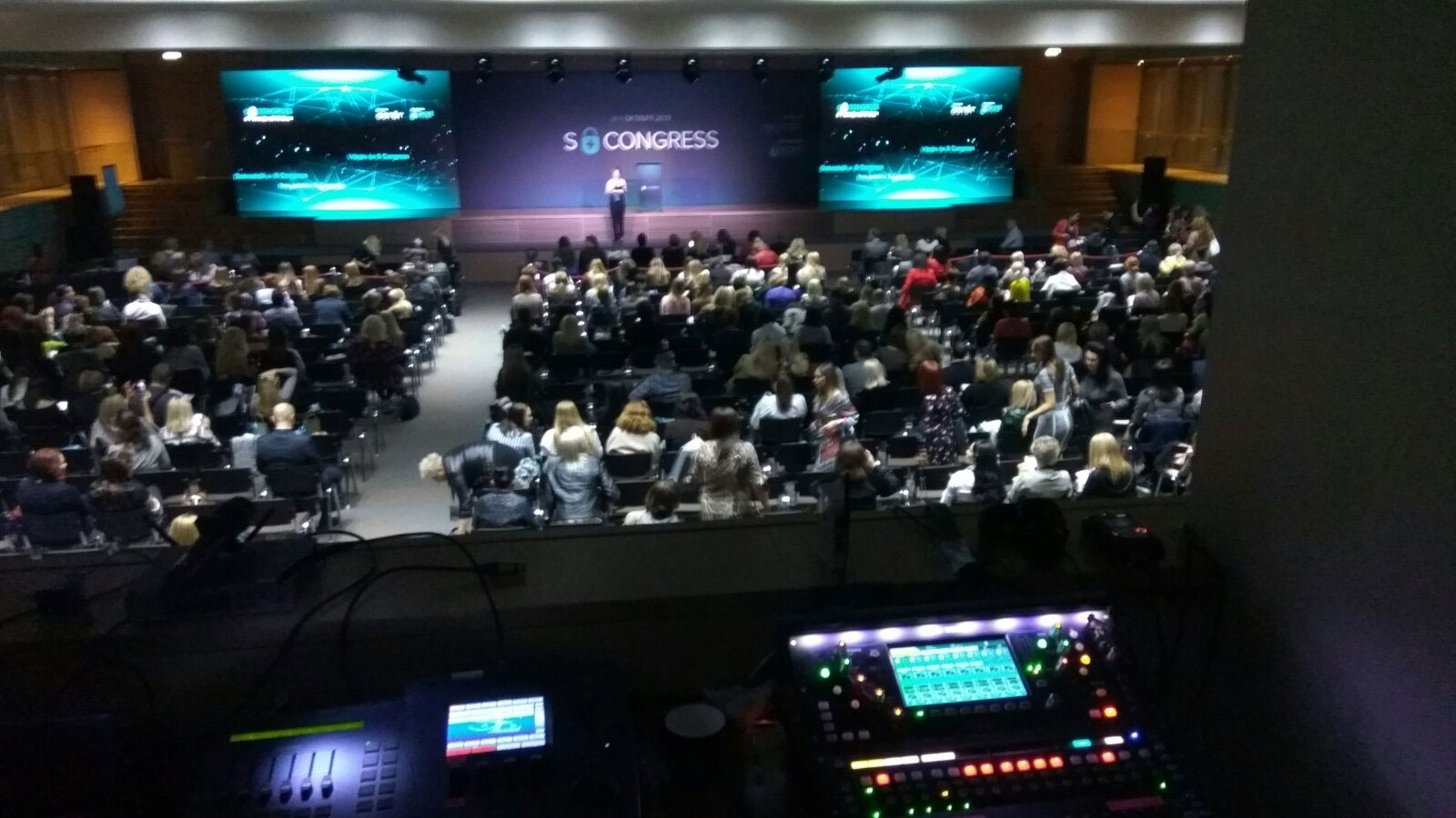 Баннер как соединение Бренд Волл и встроенных светодиодных экранов, услуга или аренда. Киев, Украина. Компания Эквиптайм