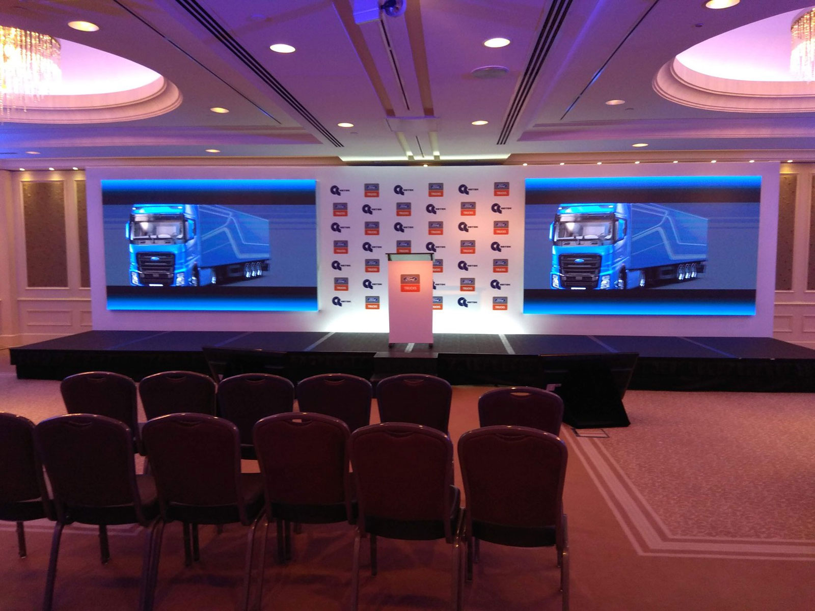 Баннер как соединение Бренд Волл и встроенных светодиодных экранов, услуга или аренда. Киев, Украина. Компания Эквиптайм