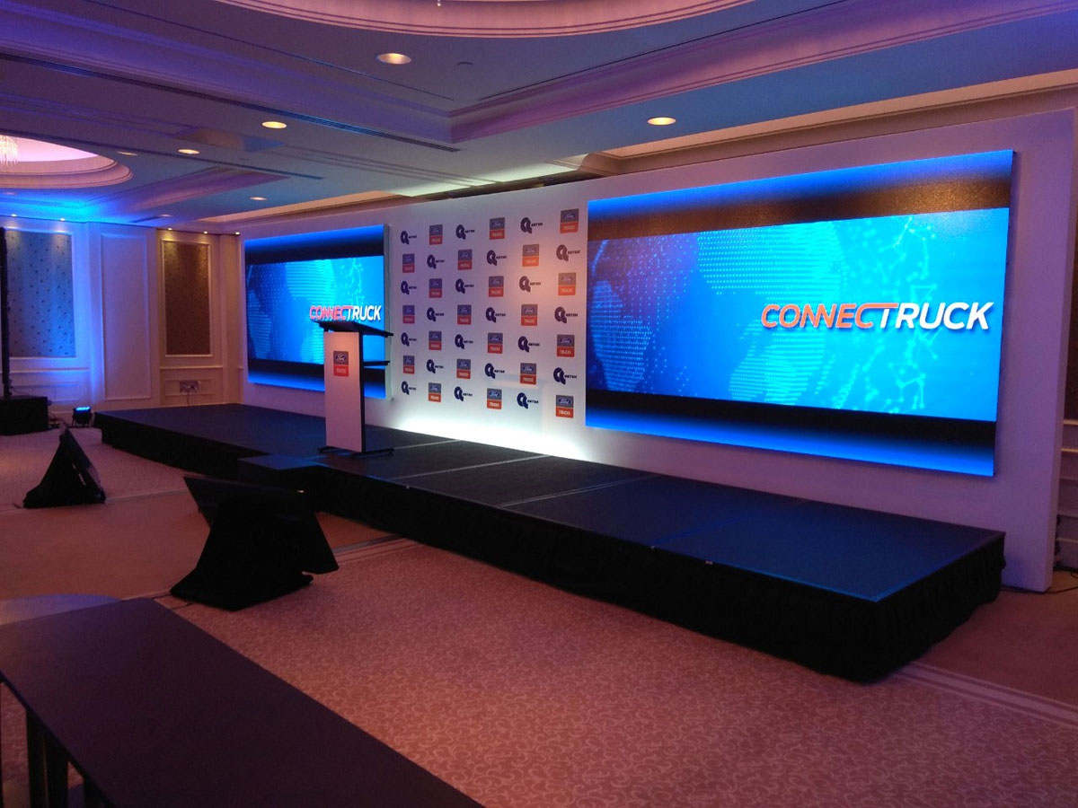 Баннер как соединение Бренд Волл и встроенных светодиодных экранов, услуга или аренда. Киев, Украина. Компания Эквиптайм