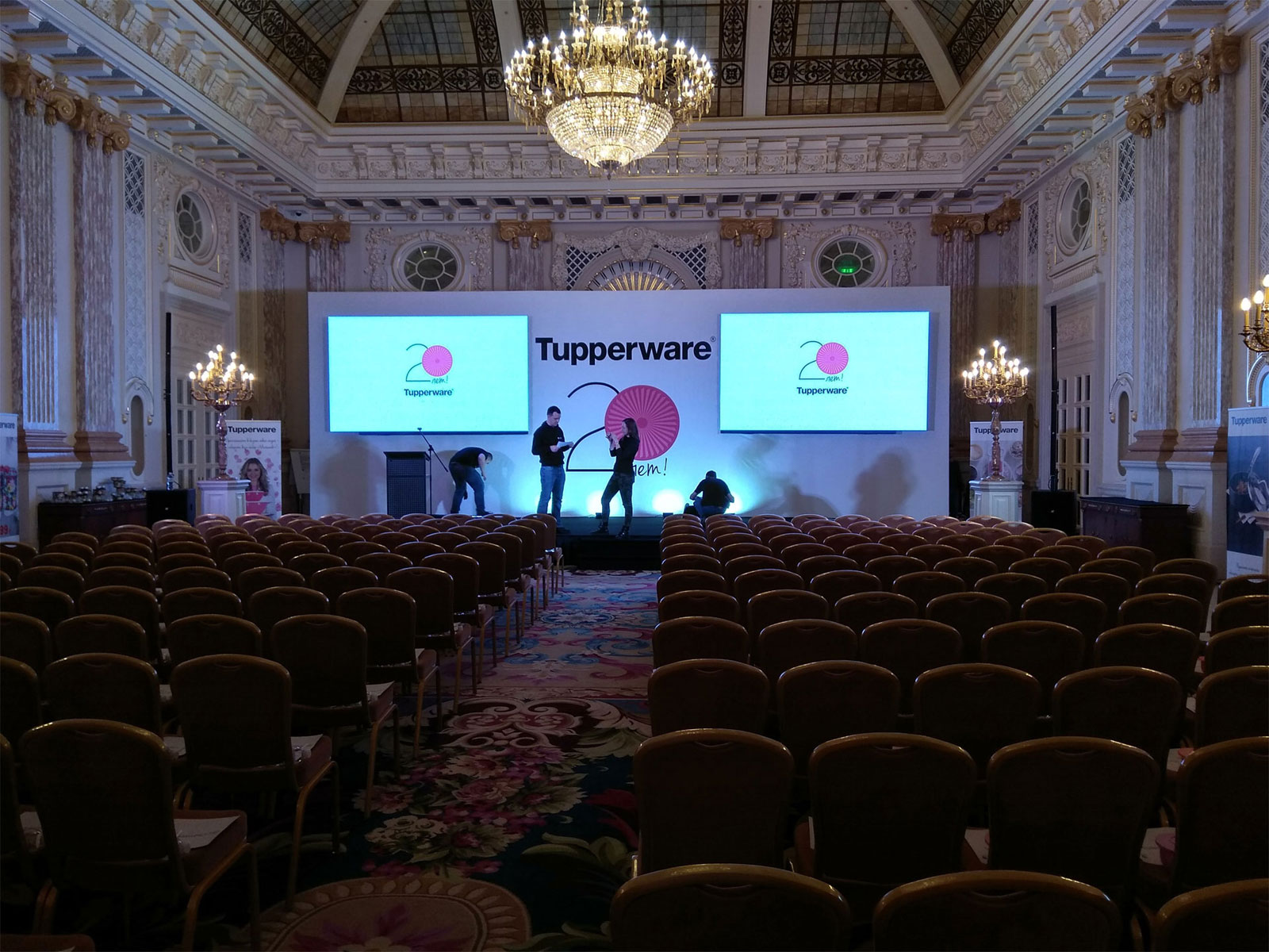 Баннер как соединение Бренд Волл и встроенных светодиодных экранов, услуга или аренда. Киев, Украина. Компания Эквиптайм