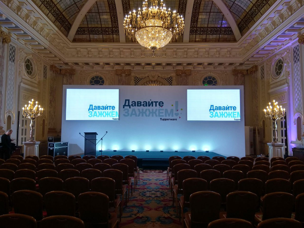 Баннер как соединение Бренд Волл и встроенных светодиодных экранов, услуга или аренда. Киев, Украина. Компания Эквиптайм