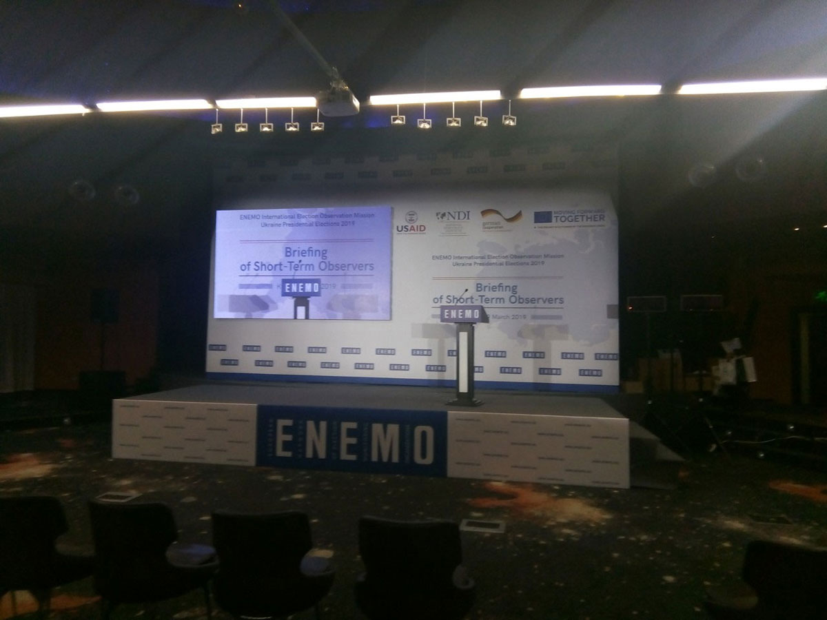 Баннер как вариант брендирования подиума, услуга или аренда. Киев, Украина. Компания Эквиптайм