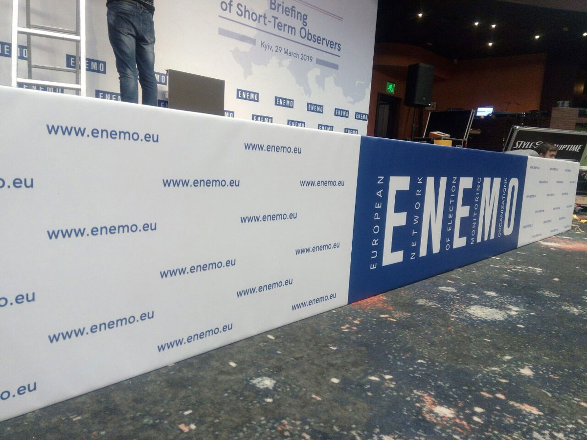 Баннер как вариант брендирования подиума, услуга или аренда. Киев, Украина. Компания Эквиптайм