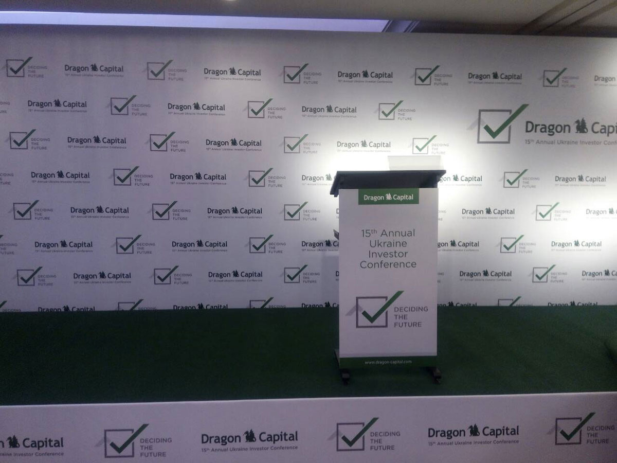 Баннер как вариант брендирования подиума, услуга или аренда. Киев, Украина. Компания Эквиптайм