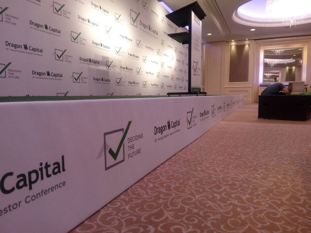 Баннер как вариант брендирования подиума, услуга или аренда. Киев, Украина. Компания Эквиптайм