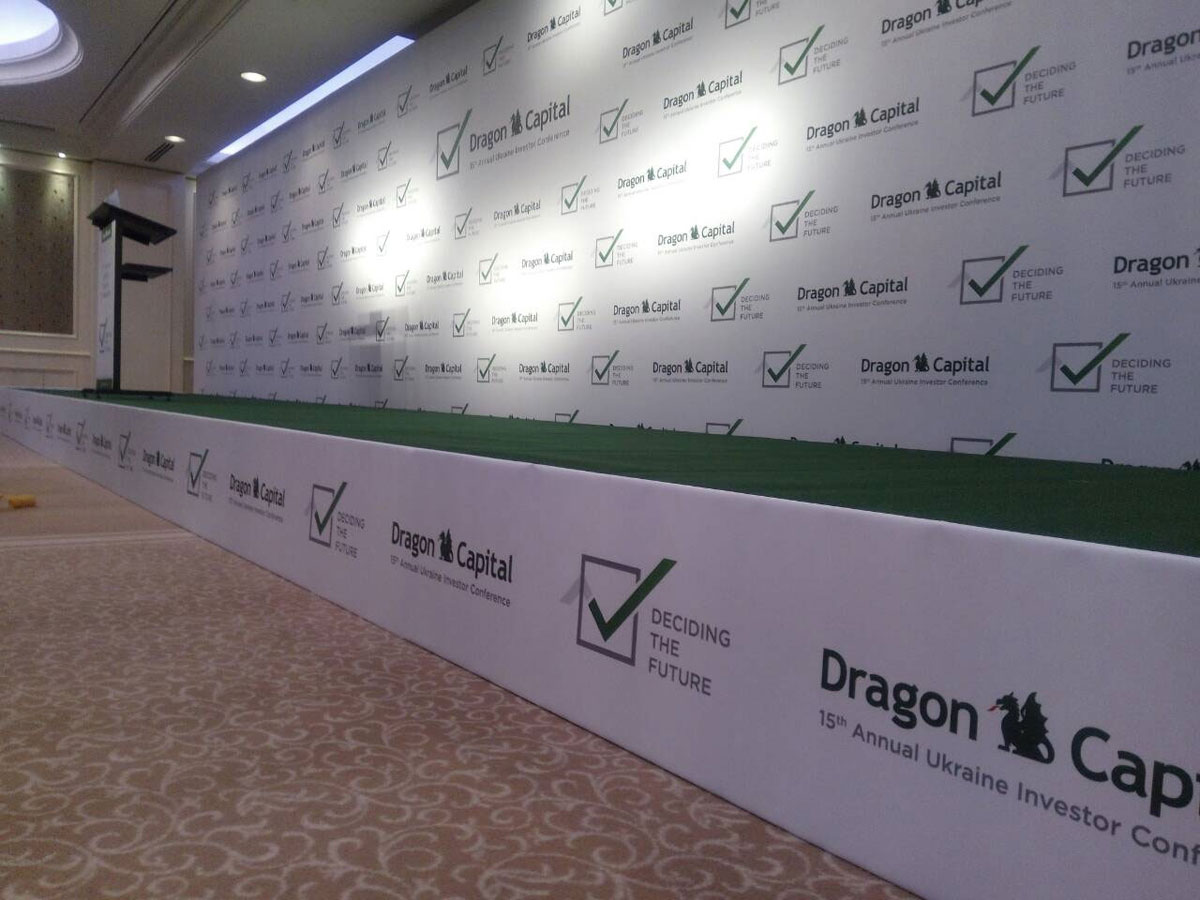 Баннер как вариант брендирования подиума, услуга или аренда. Киев, Украина. Компания Эквиптайм