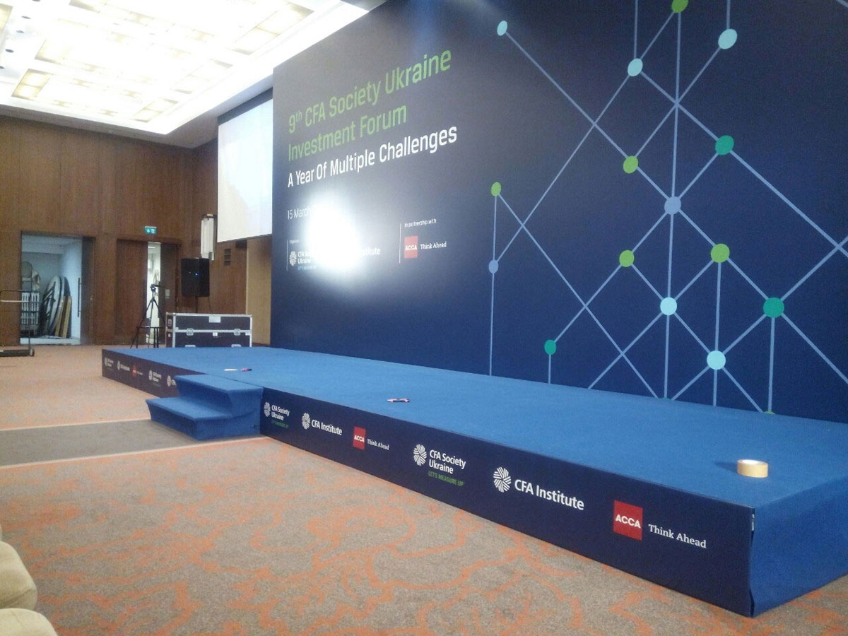 Баннер как вариант брендирования подиума, услуга или аренда. Киев, Украина. Компания Эквиптайм