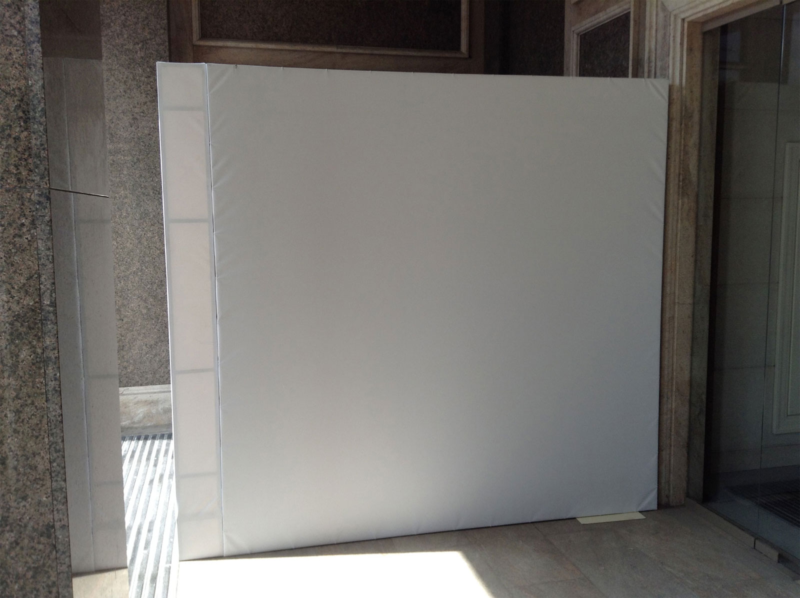 Баннер как возможность зонирования помещений, услуга или аренда. Киев, Украина. Компания Эквиптайм