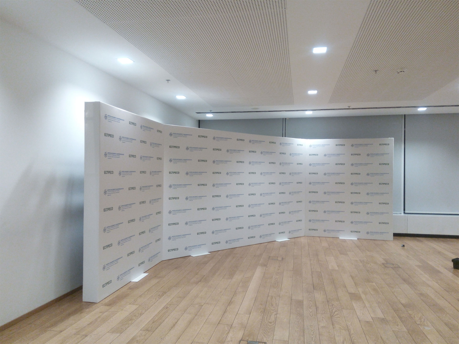 Баннер как Пресс Волл, услуга или аренда. Киев, Украина. Компания Эквиптайм