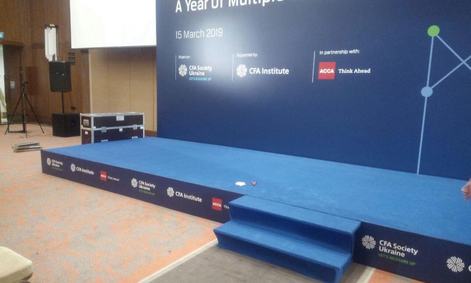 Баннер как вариант брендирования подиума, услуга или аренда. Киев, Украина. Компания Эквиптайм