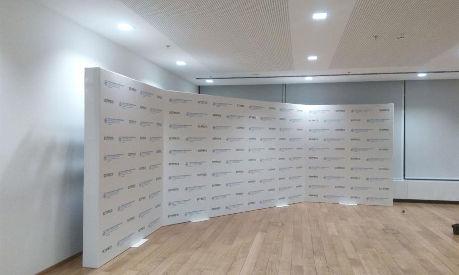 Баннер как Пресс Волл, услуга или аренда. Киев, Украина. Компания Эквиптайм